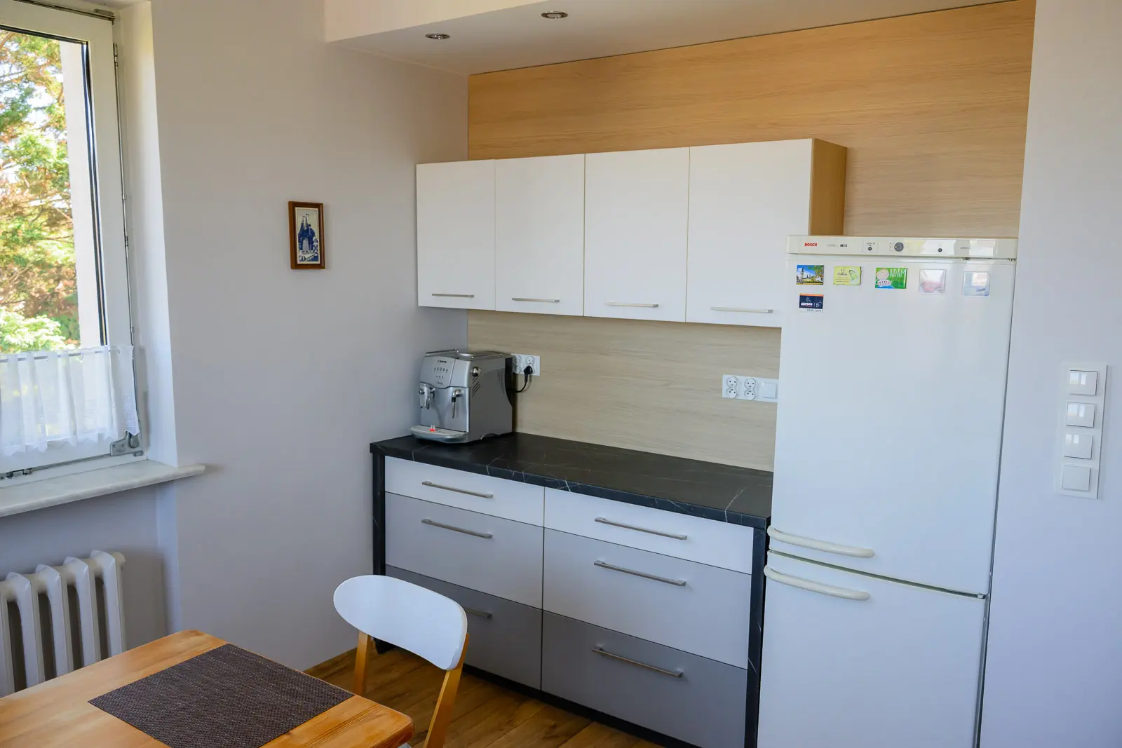 Apartament nr 1 w Rewie - stół i aneks kuchenny